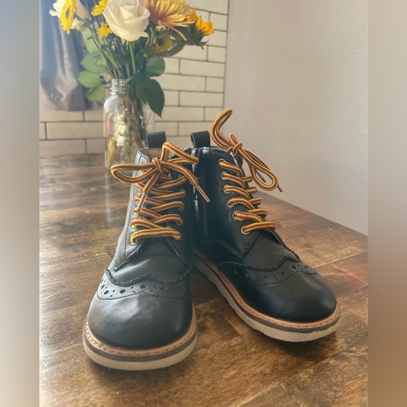 Leather Wing Tip Toddler Boots - Picture 5 of 8